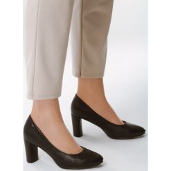Czarne Czółenka Comfy-Looking. Czarne czółenka damskie Born2be, bez wzorów, bez obcasa. W wyprzedaży za 64,99 zł.
