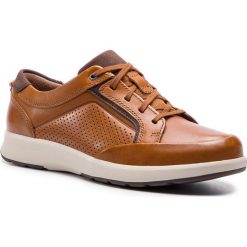 Półbuty CLARKS - Un Trail Form 261409777 Tan Leather. Pomarańczowe półbuty męskie Clarks, na co dzień, bez wzorów, z zamszu, eleganckie, bez zapięcia. W wyprzedaży za 309,00 zł.