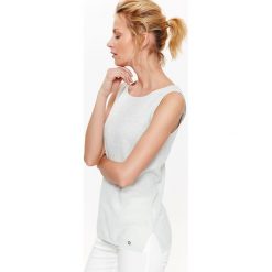 Bluzka bez rękawów z dzianiny swetrowej. Białe bluzki damskie Top Secret, na lato, bez wzorów, z dzianiny, eleganckie, bez rękawów, bez kaptura. W wyprzedaży za 39,99 zł.