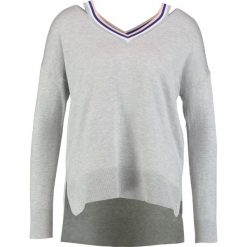 Swetry klasyczne damskie: Karen Millen STRIPE DETAIL CUT OUT KNIT Sweter grey
