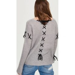 Swetry oversize damskie: Sweter oversize z dekoltem na plecach – Jasny szar
