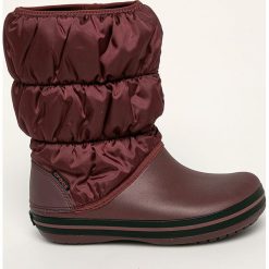 Crocs - Śniegowce. Brązowe klapki damskie Crocs, bez wzorów, z gumy, bez obcasa, na obcasie. W wyprzedaży za 149,90 zł.