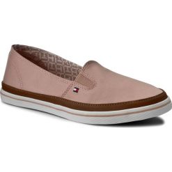 Tenisówki TOMMY HILFIGER - Kesha 7D FW0FW01656 Dusty Rose 502. Różowe półbuty damskie TOMMY HILFIGER, bez wzorów, z gumy, bez obcasa, na płaskiej podeszwie, bez zapięcia. W wyprzedaży za 229,00 zł.