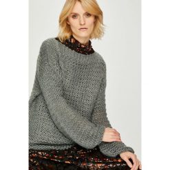 Silvian Heach - Sweter. Szare swetry klasyczne damskie marki Silvian Heach, l, z dzianiny, z włoskim kołnierzykiem. W wyprzedaży za 269,90 zł.