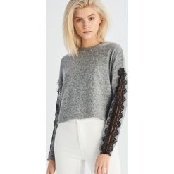 Krótki sweter z koronką - Jasny szar. Szare swetry damskie Sinsay, s, w koronkowe wzory, z koronki, z krótkim rękawem, krótkie, bez kaptura. W wyprzedaży za 29,99 zł.