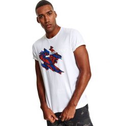 T-shirt z modowym nadrukiem. Białe t-shirty męskie Top Secret, na zimę, m, z nadrukiem, bez kołnierzyka, krótkie. W wyprzedaży za 19,99 zł.