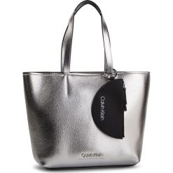 Torebka CALVIN KLEIN - Ck Must Medium Shopper Q K60K605228 068. Szare torby damskie na zakupy Calvin Klein, bez wzorów, ze skóry ekologicznej, bez dodatków. W wyprzedaży za 399,00 zł.