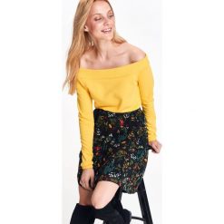 ŻÓŁTA BLUZKA DZIANINOWA COLD SHOULDER. Żółte bluzki damskie marki Top Secret, bez wzorów, z dzianiny, bez kołnierzyka. W wyprzedaży za 29,99 zł.