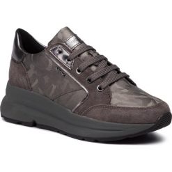 Sneakersy GEOX - D Backsie A D94FLA 06P22 C1G9F Gun/Dk Grey. Szare półbuty damskie Geox, na co dzień, bez wzorów, z zamszu, bez obcasa, na koturnie, bez zapięcia. W wyprzedaży za 239,00 zł.
