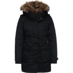 Parka Woolrich WWCPS2760 UT1974. Zielone kurtki damskie Woolrich, m, bez wzorów, z bawełny, bez kaptura. W wyprzedaży za 1969,00 zł.