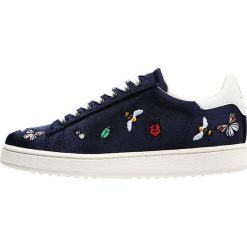 MOA Master of Arts BEE Sneakersy niskie tennis blue bugs. Niebieskie trampki i tenisówki damskie marki MOA - Master of Arts, ze skóry. W wyprzedaży za 379,50 zł.