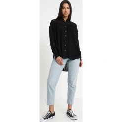 Free People KATIE BIRD BUTTONDOWN Koszula black. Czarne bluzki damskie marki Free People, bez wzorów, z wiskozy, bez kołnierzyka, bez rękawów. Za 499,00 zł.