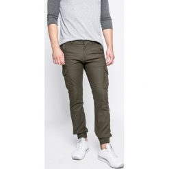 Produkt by Jack & Jones - Spodnie. Brązowe spodnie męskie marki PRODUKT by Jack & Jones, na co dzień, bez wzorów, z bawełny, casualowe. W wyprzedaży za 99,90 zł.