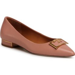 Półbuty TORY BURCH - Gigi 20mm Pointy Toe Flat 65187 Pink Moon 689. Różowe półbuty damskie Tory Burch, na co dzień, z aplikacjami, ze skóry, bez obcasa, na płaskiej podeszwie, bez zapięcia. Za 1329,00 zł.
