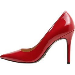 MICHAEL Michael Kors CLAIRE Szpilki scarlet. Czerwone czółenka damskie na sylwestra MICHAEL Michael Kors, bez wzorów, ze skóry, bez obcasa, na szpilce, bez zapięcia. Za 629,00 zł.