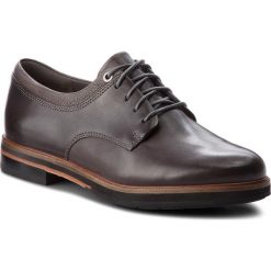 Oxfordy CLARKS - Frida Derby 261379414 Dark Grey Leather. Szare półbuty damskie Clarks, bez obcasa, na płaskiej podeszwie, bez zapięcia. W wyprzedaży za 329,00 zł.