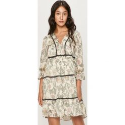 Vero Moda - Sukienka. Białe sukienki damskie Vero Moda, na co dzień, s, bez wzorów, z poliesteru, casualowe, bez kołnierzyka, bez rękawów, mini, rozkloszowane. Za 169,90 zł.
