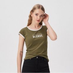 T-shirt z kontrastowymi lamówkami - Khaki. Brązowe t-shirty damskie Sinsay, s, bez wzorów, z kontrastowym kołnierzykiem. Za 14,99 zł.