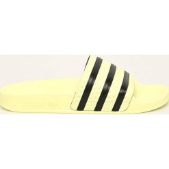 Adidas Originals - Klapki. Żółte klapki damskie adidas Originals, bez wzorów, z materiału, bez obcasa, na obcasie. W wyprzedaży za 149,90 zł.