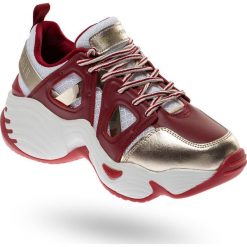 SNEAKERSY Emporio Armani. Czerwone sneakersy damskie Emporio Armani. W wyprzedaży za 755,30 zł.