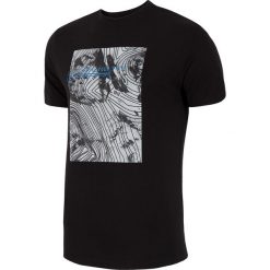 T-shirt męski TSM009 - głęboka czerń. Czarne koszulki męskie 4f, m, z nadrukiem, z bawełny, bez kołnierzyka, krótkie. W wyprzedaży za 44,99 zł.
