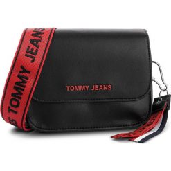 Torebka TOMMY JEANS - Tj Fem Boxy Crossove AW0AW06034 002. Czarne listonoszki damskie Tommy Jeans, z jeansu. Za 549,00 zł.