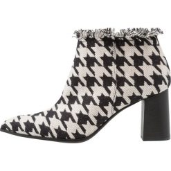 Paco Gil CLAIRE Ankle boot naturale tango. Czarne botki damskie marki Paco Gil, ze skóry, bez obcasa, bez zapięcia. Za 879,00 zł.