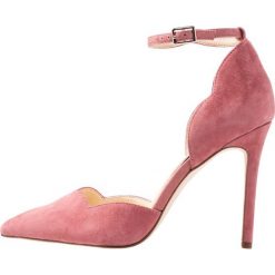 Jessica Simpson PAIRUS Szpilki rose. Różowe czółenka damskie na sylwestra Jessica Simpson, bez wzorów, z weluru, bez obcasa, na szpilce, bez zapięcia. Za 379,00 zł.