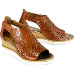 TAMARIS 28316-24 306 brandy, sandały damskie. Brązowe koturny damskie Tamaris, bez obcasa, na koturnie, bez zapięcia. Za 279,90 zł.
