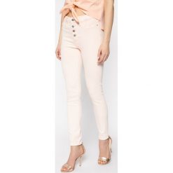 Jeansy Skinny Fit Guess 1981 Exposed Button W01A28 D3Z62. Różowe jeansy damskie Guess, z aplikacjami, z elastanu. W wyprzedaży za 339,00 zł.