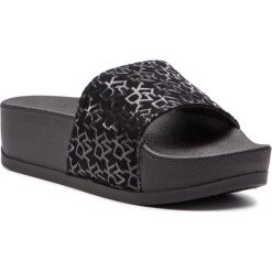 Klapki DKNY - Hampton K4893539 Black. Czarne klapki damskie DKNY, bez wzorów, ze skóry, bez obcasa. Za 299,00 zł.