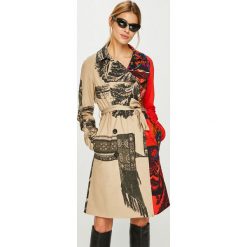 Desigual - Płaszcz. Czerwone płaszcze damskie marki Desigual, w paski, z poliesteru, klasyczne. Za 849,90 zł.