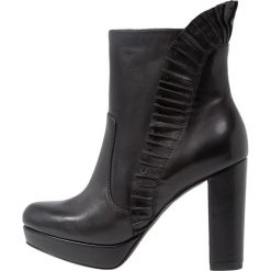 Marcel Ostertag x Tamaris Botki na obcasie black. Czarne botki damskie na obcasie Marcel Ostertag x Tamaris, z materiału. Za 479,00 zł.