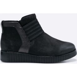 Caprice - Botki. Czarne buty zimowe damskie marki Caprice, z materiału, na obcasie. W wyprzedaży za 199,90 zł.