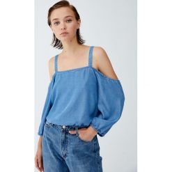 Jeansowy top z odkrytymi ramionami. Niebieskie topy damskie marki Pull&Bear, z jeansu. Za 39,90 zł.