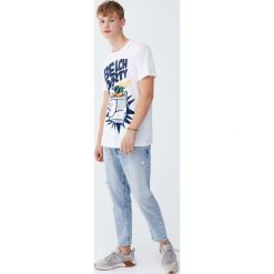 Koszulka z lodówką „Beach Party”. Białe koszulki męskie Pull&Bear, m, bez wzorów, bez kołnierzyka, z krótkim rękawem, krótkie. Za 29,90 zł.