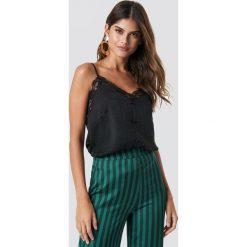 Rut&Circle Top na ramiączkach Stine - Black. Czarne topy damskie marki Rut&Circle, bez wzorów, z tkaniny, bez kołnierzyka. Za 104,95 zł.