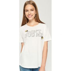 T-shirt z aplikacją - Kremowy. Białe t-shirty damskie marki Sinsay, l, z aplikacjami. W wyprzedaży za 14,99 zł.