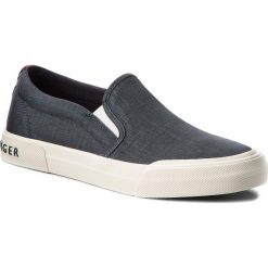 Tenisówki TOMMY HILFIGER - Heritage Washed Canvas Slip On FM0FM01657 Midnight 403. Niebieskie półbuty męskie TOMMY HILFIGER, bez wzorów, z gumy, klasyczne, bez zapięcia. W wyprzedaży za 199,00 zł.
