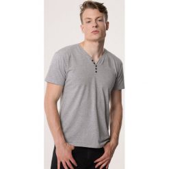 Szara Koszulka Pugnacity. Szare koszulki męskie Born2be, xl, bez wzorów, bez kołnierzyka, bez rękawów. Za 39,99 zł.