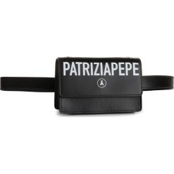 Saszetka nerka PATRIZIA PEPE - 2V8967/A5K9-K103 Nero. Czarne nerki damskie Patrizia Pepe, bez wzorów, ze skóry, młodzieżowe, bez dodatków. W wyprzedaży za 519,00 zł.