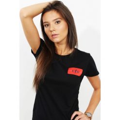 T-shirt Edward Orlovski Czarna Label. Czarne t-shirty damskie Edward Orlovski, m, z aplikacjami, z bawełny, eleganckie, z okrągłym kołnierzem. Za 40,00 zł.