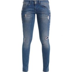 Mustang GINA SKINNY Jeans Skinny Fit medium bleach. Niebieskie jeansy damskie marki Mustang, z aplikacjami, z bawełny. Za 389,00 zł.