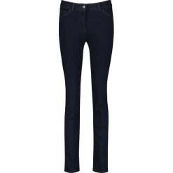 Dżinsy w kolorze granatowym. Niebieskie rurki damskie Gerry Weber, w paski. W wyprzedaży za 128,95 zł.