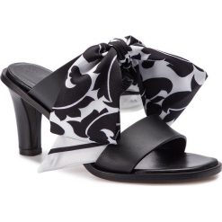 Klapki WEEKEND MAXMARA - Fresis 552103946 Nero 003/003. Czarne klapki damskie Weekend Max Mara, z aplikacjami, ze skóry, bez obcasa, na obcasie. W wyprzedaży za 679,00 zł.