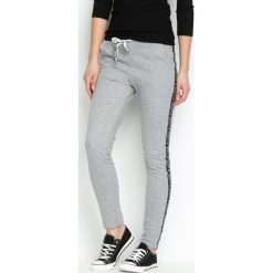 Szare Spodnie Dresowe Conveniently. Szare spodnie dresowe damskie Born2be, s, z dresówki. Za 34,99 zł.