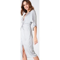 Sukienki: Hannalicious x NA-KD Satynowa sukienka kimono z rozcięciem – Silver