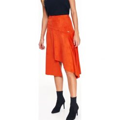 Pomarańczowa spódnica z imitacji zamszu w modnym fasonie. Pomarańczowe spódniczki damskie Top Secret, na co dzień, na zimę, bez wzorów, z zamszu, eleganckie, asymetryczne. W wyprzedaży za 69,99 zł.