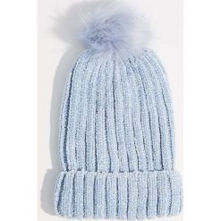 Szenilowa czapka z pomponem - Niebieski. Niebieskie czapki damskie marki Mohito. Za 39,99 zł.