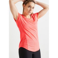 Koszulka krótki rękaw fitness cardio 120 damska. Różowe t-shirty damskie DOMYOS, bez wzorów, z elastanu, bez kołnierzyka. Za 39,99 zł.